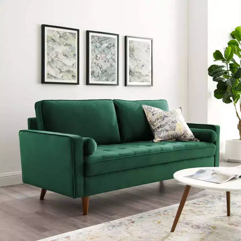 Canapé en velours vert, design touffeté de style Mid-Century, pieds en noyer teinté, capacité de 400 kg