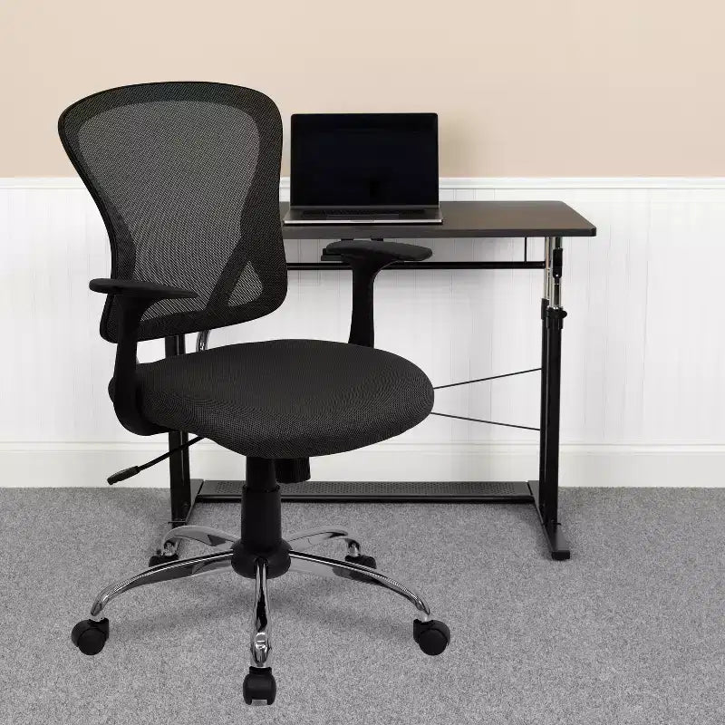 Chaise de bureau pivotante à dossier mi-haut en maille avec base chromée et accoudoirs