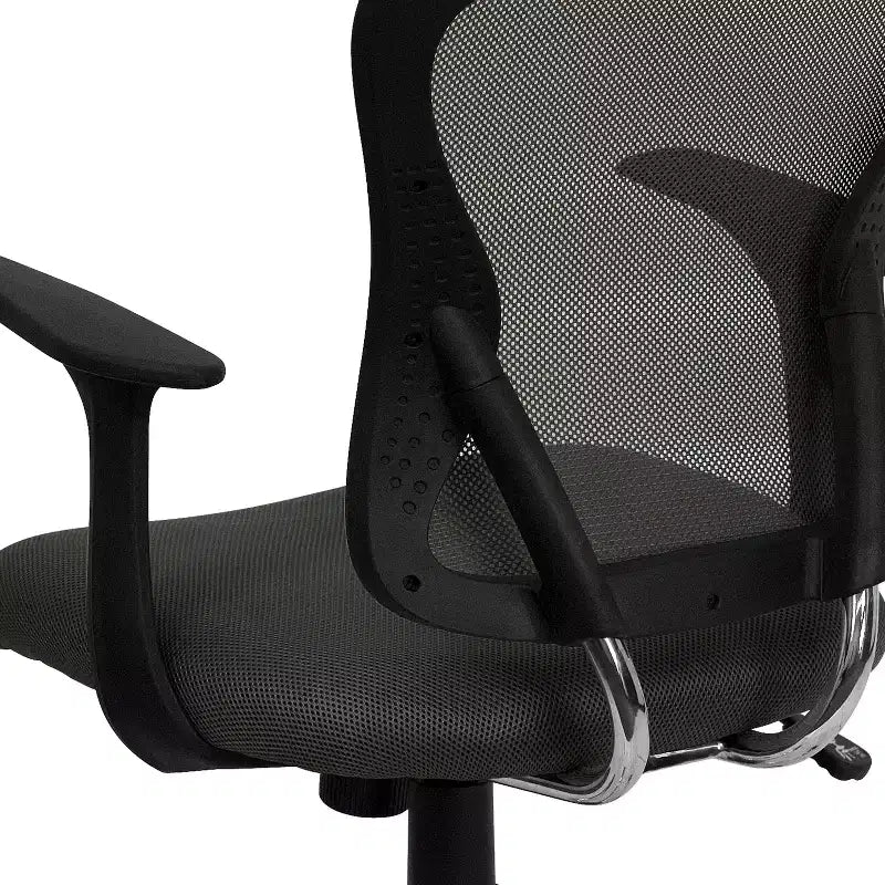 Chaise de bureau pivotante à dossier mi-haut en maille avec base chromée et accoudoirs