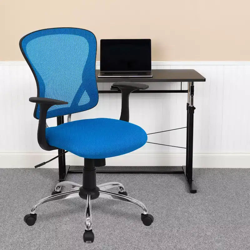 Chaise de bureau pivotante à dossier mi-haut en maille avec base chromée et accoudoirs