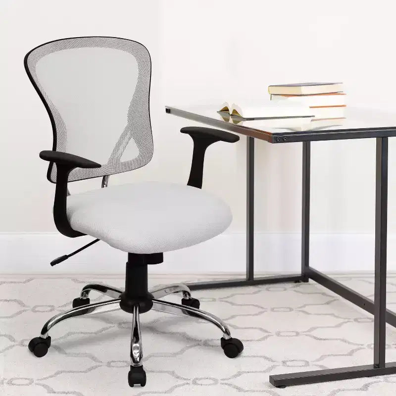 Chaise de bureau pivotante à dossier mi-haut en maille avec base chromée et accoudoirs