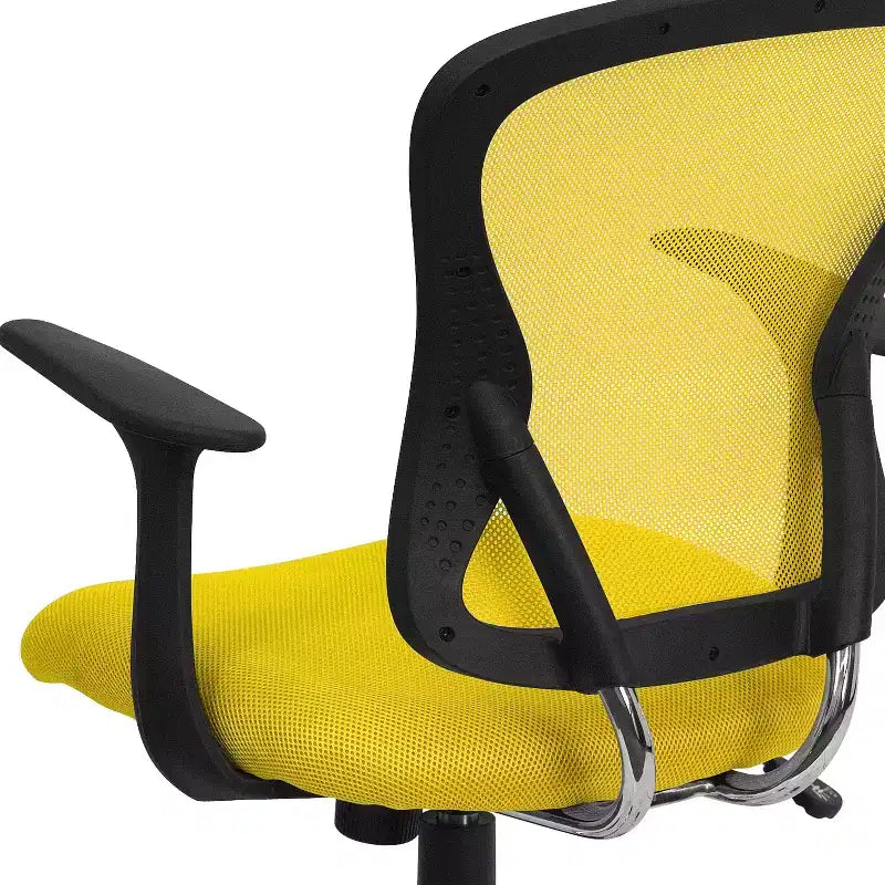 Chaise de bureau pivotante à dossier mi-haut en maille avec base chromée et accoudoirs