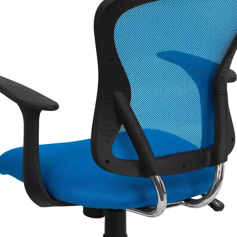 Chaise de bureau pivotante à dossier mi-haut en maille avec base chromée et accoudoirs