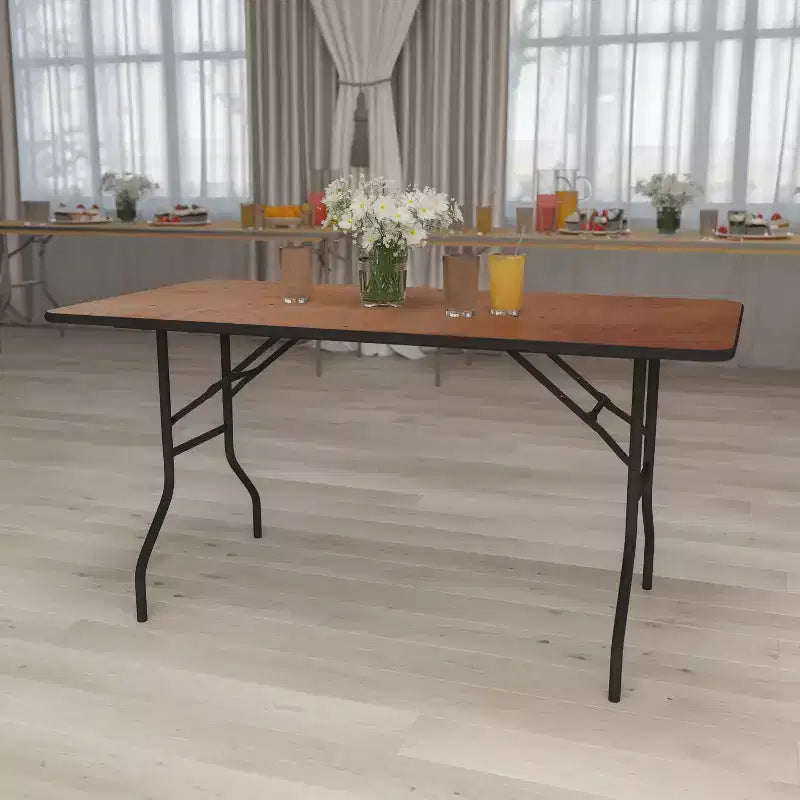 Table de banquet rectangulaire pliante en bois de 5 pieds avec plateau enduit d'une finition transparente